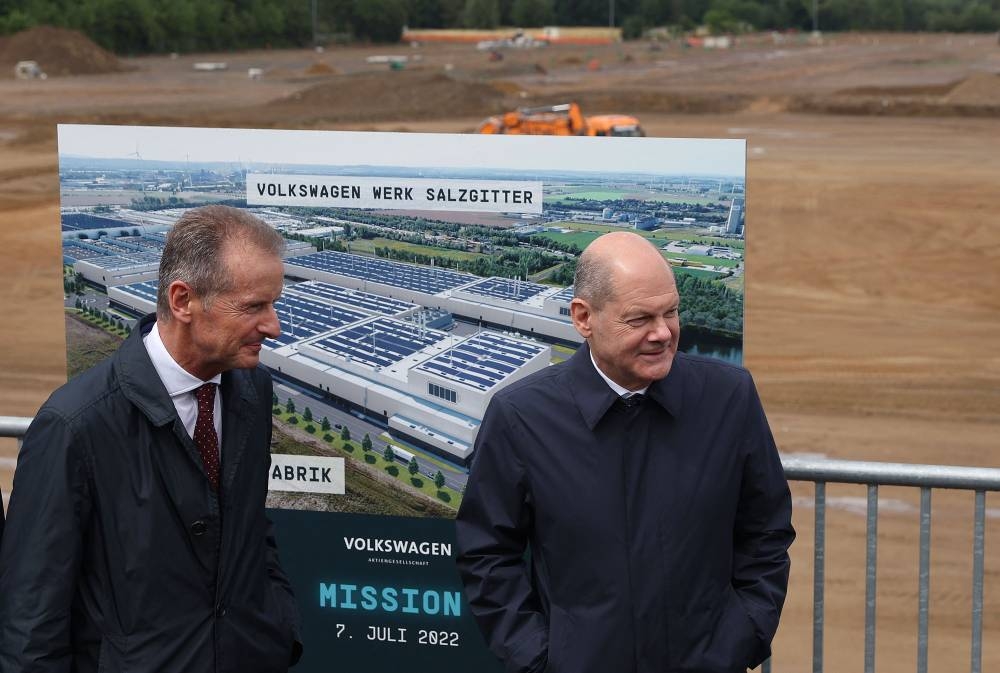 CEO of German carmaker Volkswagen Herbert Diess (left) and German Chancellor Olaf Scholz (right) visit the construction site for VW's first in-house battery factory ‘SalzGiga’ in Salzgitter, central Germany, on July 7, 2022. ― AFP pic