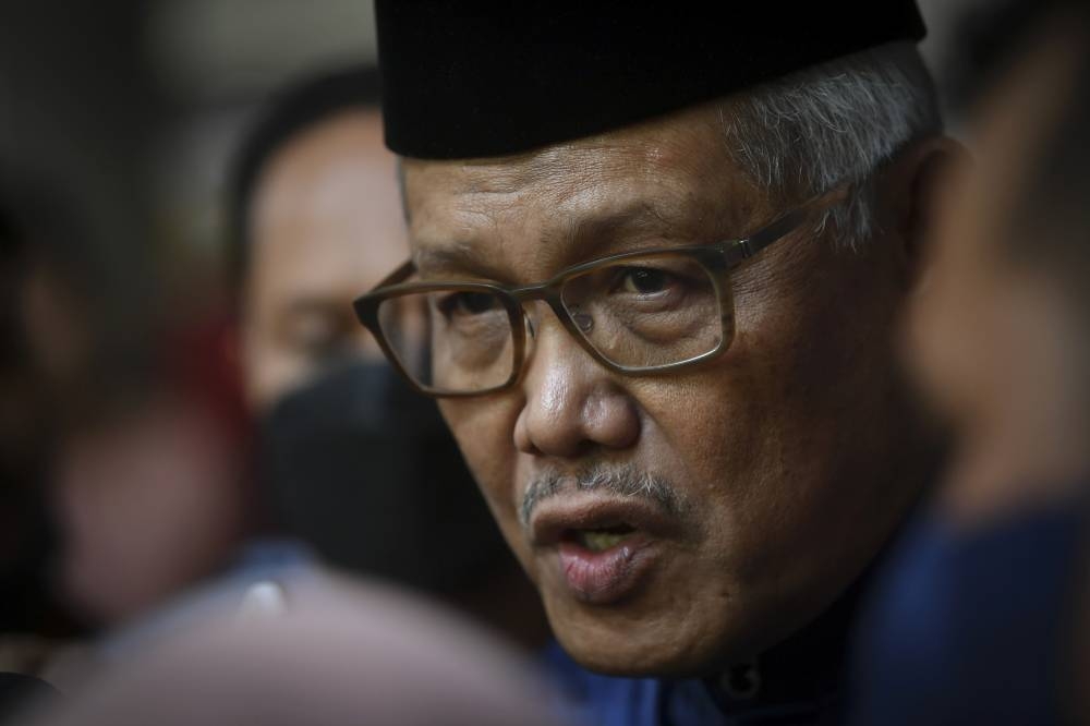 Without a ‘yes or no’ decision from the RoS, which is under the purview of Home Minister Datuk Seri Hamzah Zainuddin of Bersatu, Umno being a key political force in our country, would not be able to conduct its affairs nor decide on its next course of action judiciously. — Bernama pic