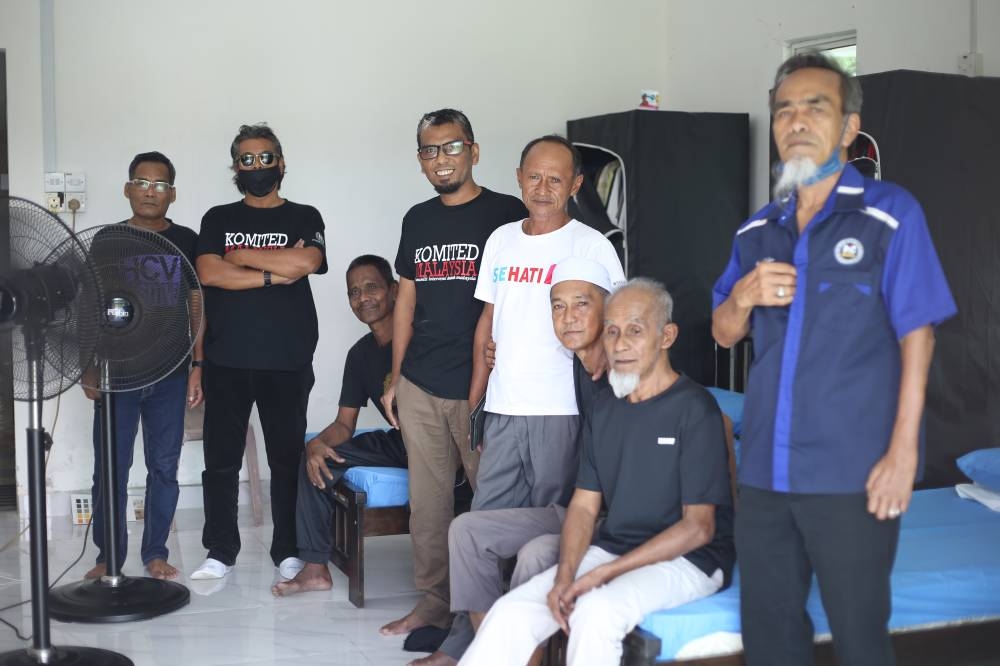 The residents of Casa La Obe 60 along with members of Komited Malaysia. — Picture by Ahmad Zamzahuri.