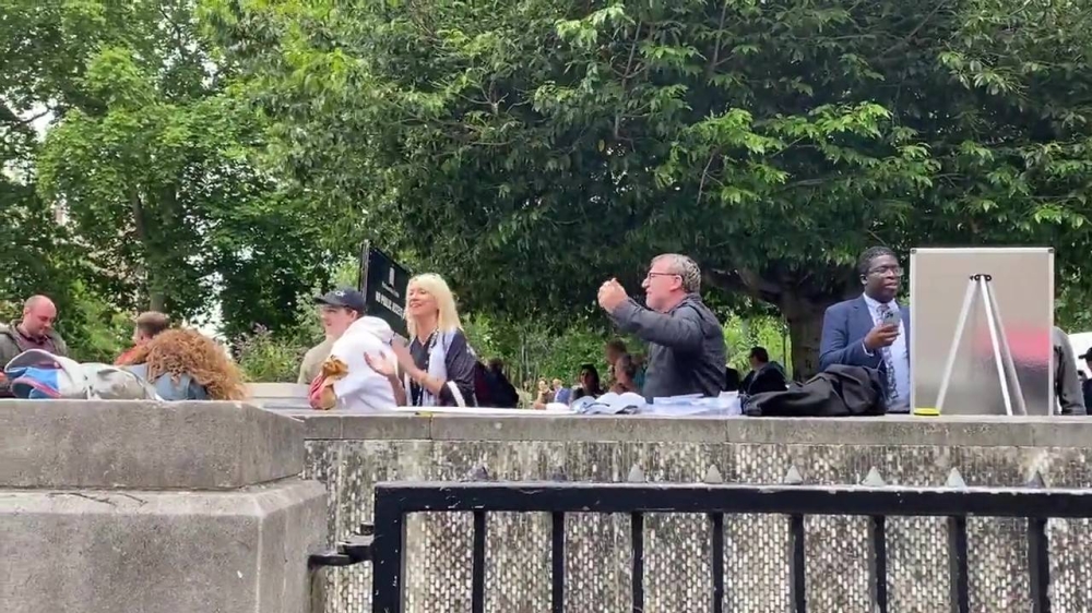 Several onlookers were seen dancing to the music as Bray blasted the song outside the UK parliament. — Screenshot via Twitter/ @snb19692