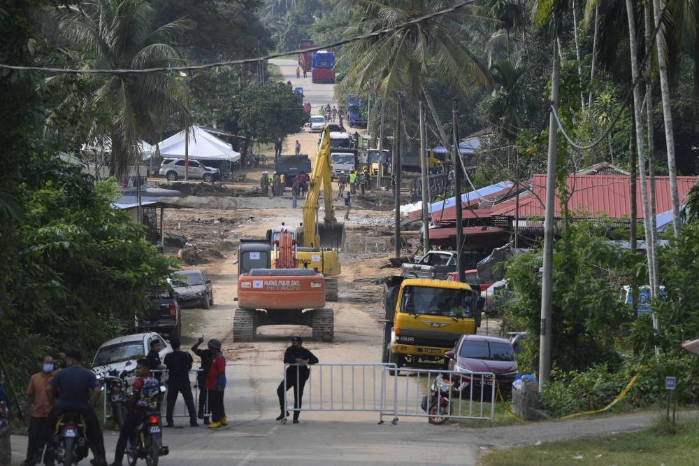The atmosphere at Kampung Iboi in Baling on the fifth day after the floods and water head phenomenon last Monday, July 8, 2022. — Bernama pic 