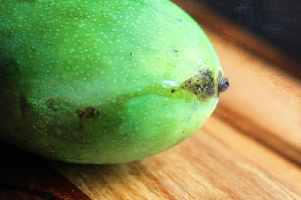 Using green mangoes makes this a 'som tam mamuang.'