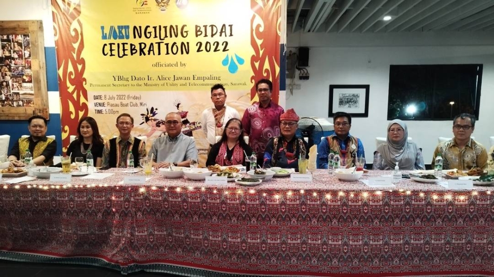 (Seated fourth from left) Yii, Alice and Nelson with guests at Laku’s Ngiling Bidai Dinner on July 8, 2022. — Borneo Post Online pic
