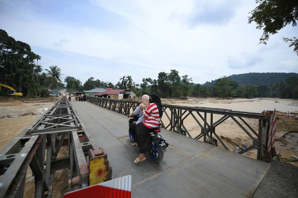 The temporary ‘Old Bailey Bridge’ was built to replace the original concrete bridge which collapsed and was washed away by strong currents in the incident. — Bernama pic
