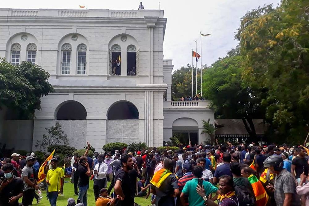 Protestors gather inside the compound of Sri Lanka's Presidential Palace in Colombo on July 9, 2022. ― AFP pic