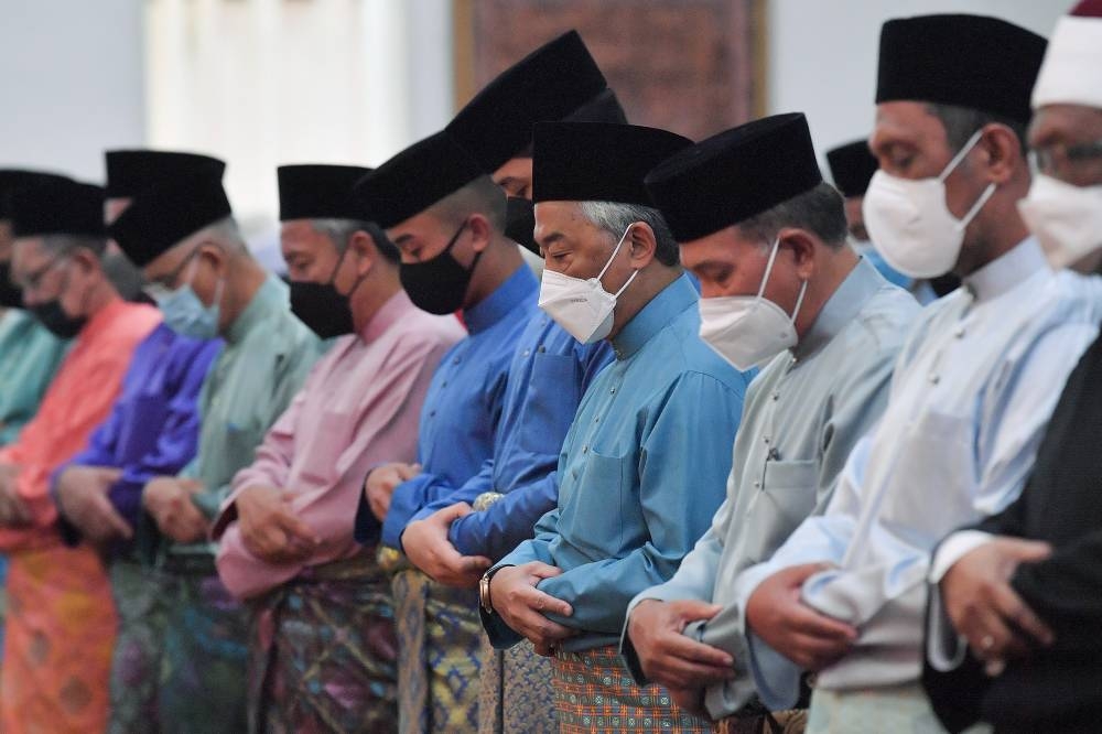Yang di-Pertuan Agong Al-Sultan Abdullah Ri’ayatuddin Al-Mustafa Billah Shah performing the Aidiladha prayers at the Tengku Ampuan Afzan Mosque in Kuantan July 10, 2022. — Bernama pic