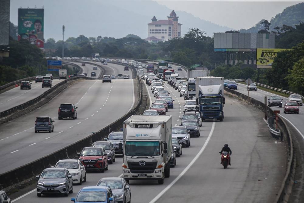 Traffic starting to build up on the North South expressway near the Ipoh Selatan toll as people make their way back to the city after the Hari Raya Aidiladha holidays in Perak July 11, 2022. — Picture by Farhan Najib