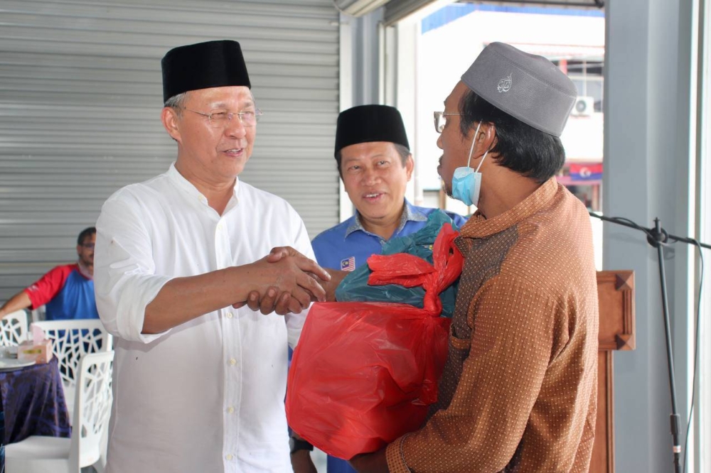 Johor Umno chief Datuk Hasni Mohammad (left) and Umno secretary-general Datuk Seri Ahmad Maslan (centre) attends an event at Rumah Umno Benut in Pontian on July 8, 2022. — Picture by Ben Tan