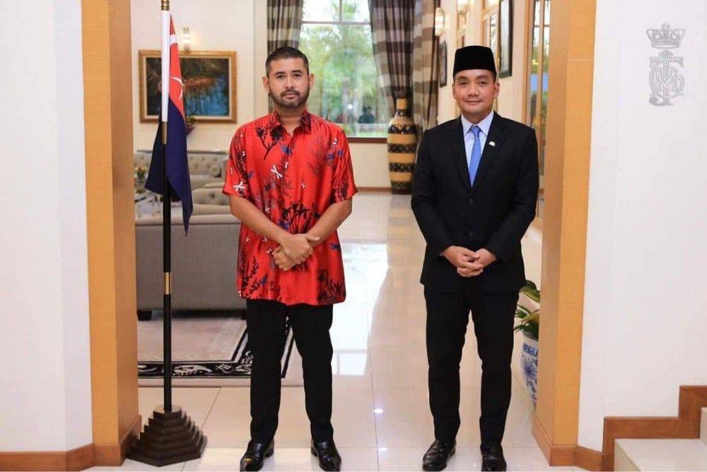 Tunku Ismail (left) questioned how the Berluti shoes could have become a talking point and suggested that Onn Hafiz consider wearing a pair of slippers instead. — Picture via Facebook
