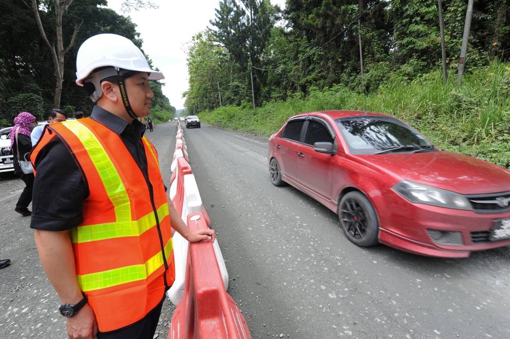 Deputy Works Minister Datuk Arthur Kurup visits Jalan Beluran-Telupid which is undergoing repairs, in Sandakan, July 13, 2022. — Bernama pic 
