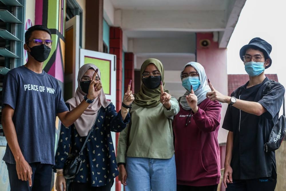Undi18 voters at the polling centre for the 15th Johor State Election in SK Ismail 1 to cast their votes March 12, 2022. — Picture by Hari Anggara