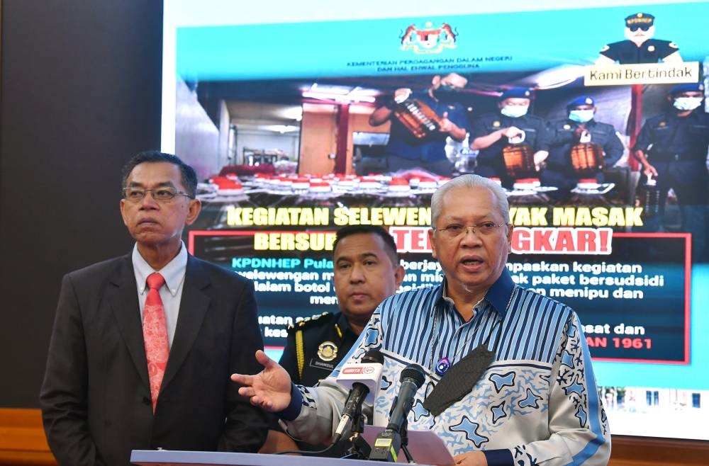 Tan Sri Annuar Musa said the repackers were facing cash flow issues and the delay in subsidy payments was identified as one of the reasons for leakage. — Bernama pic 