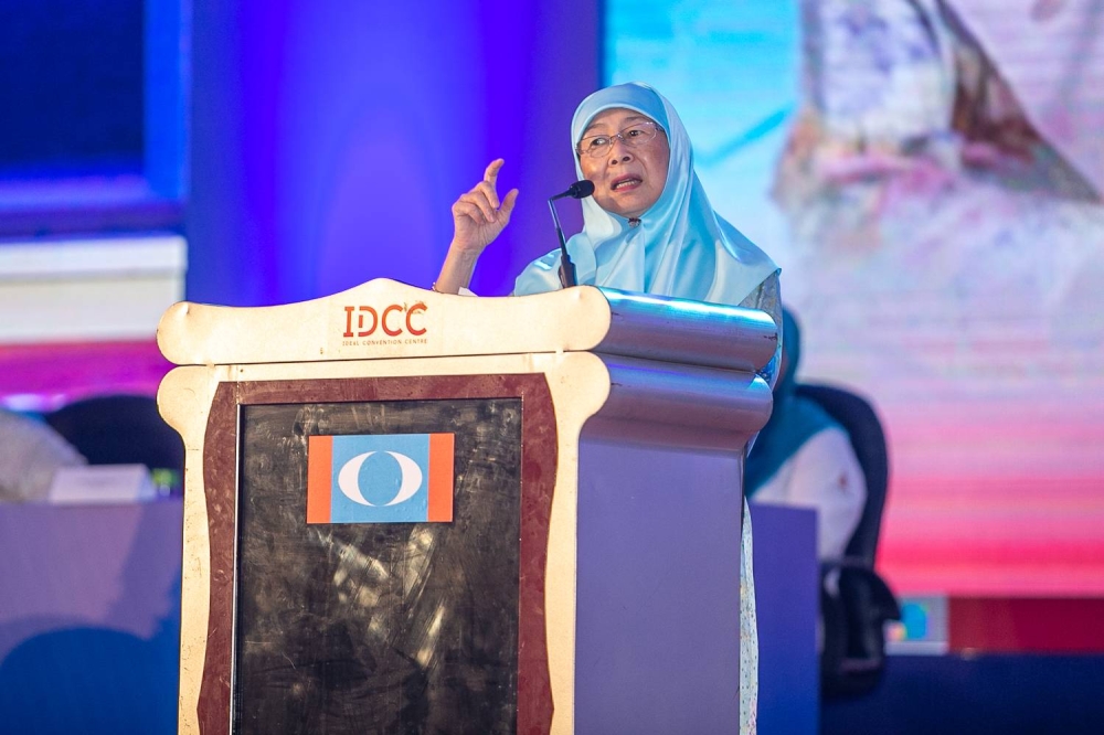 Datuk Seri Dr Wan Azizah Wan Ismail delivers her speech during the PKR's 16th national congress in  Shah Alam July 15, 2022. — Picture by Devan Manuel