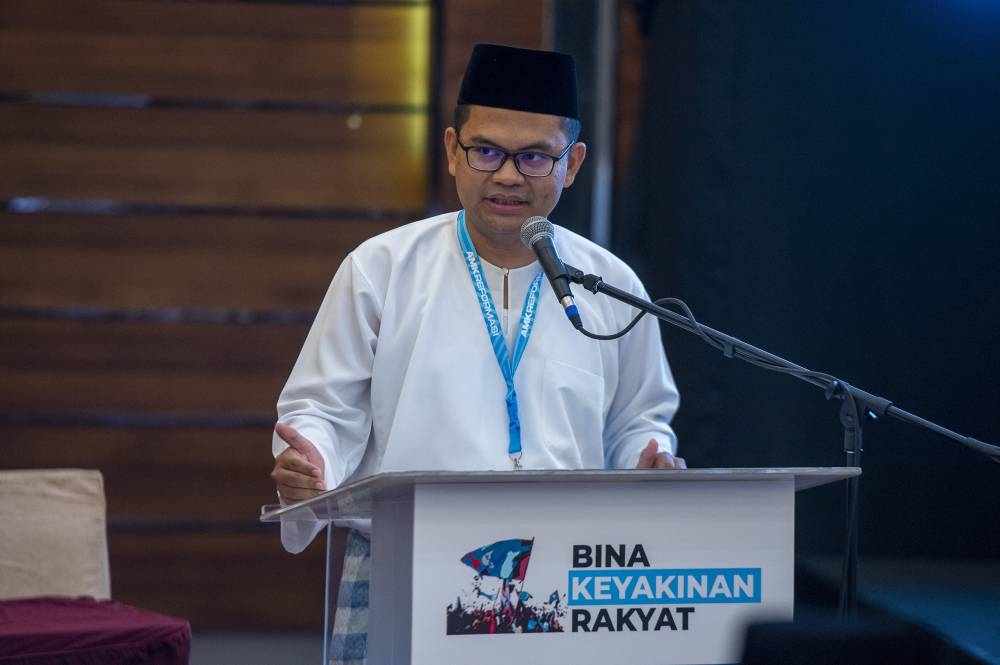 Akmal said that PKR should focus strengthening its ties with its PH allies so the coalition can fully focus on providing pragmatic solutions. — Picture by Shafwan Zaidon