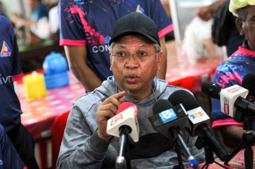 Minister of Communications and Multimedia and Chairman of the Jihad Special Team to Tackle Inflation Tan Sri Annuar Musa at a press conference after conducting a survey of food prices around Pasar Tani in Pasar Ketereh in Kota Baru, July 16, 2022. — Bernama pic