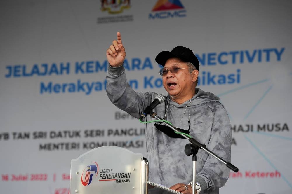Minister of Communications and Multimedia Tan Sri Annuar Musa speaking at the Ketereh District Council field, July 16, 2022. — Bernama pic