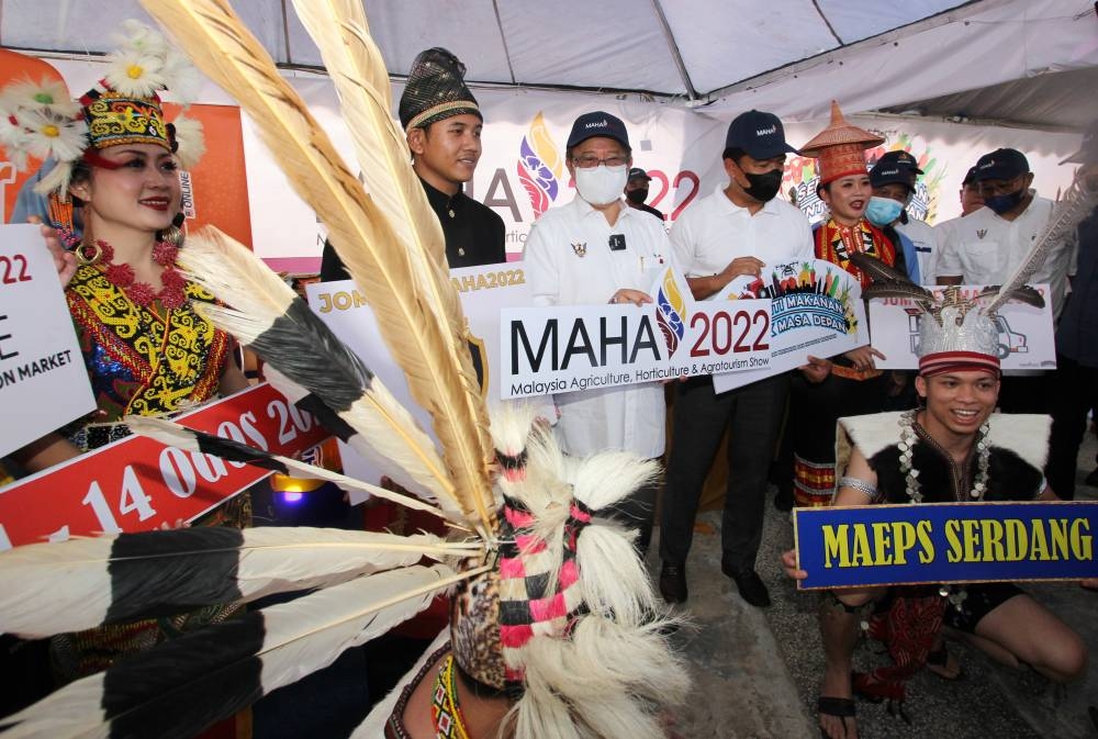 Sarawak Premier Tan Sri Abang Johari Openg promoting MAHA 2022 which will be held next August in Serdang Selangor, when visiting a business exhibition at the Sarawak 2022 Direct Sales From Malaysian Family Farms (JTDL KM) program, in Gedong, July 16, 2022. — Bernama pic