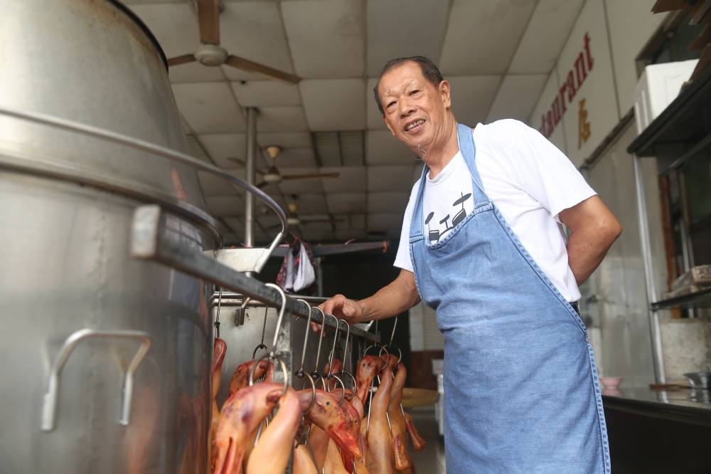 Chan Kee the duck rice seller in Taman Paramount, June 15, 2022. — Picture by Choo Choy May