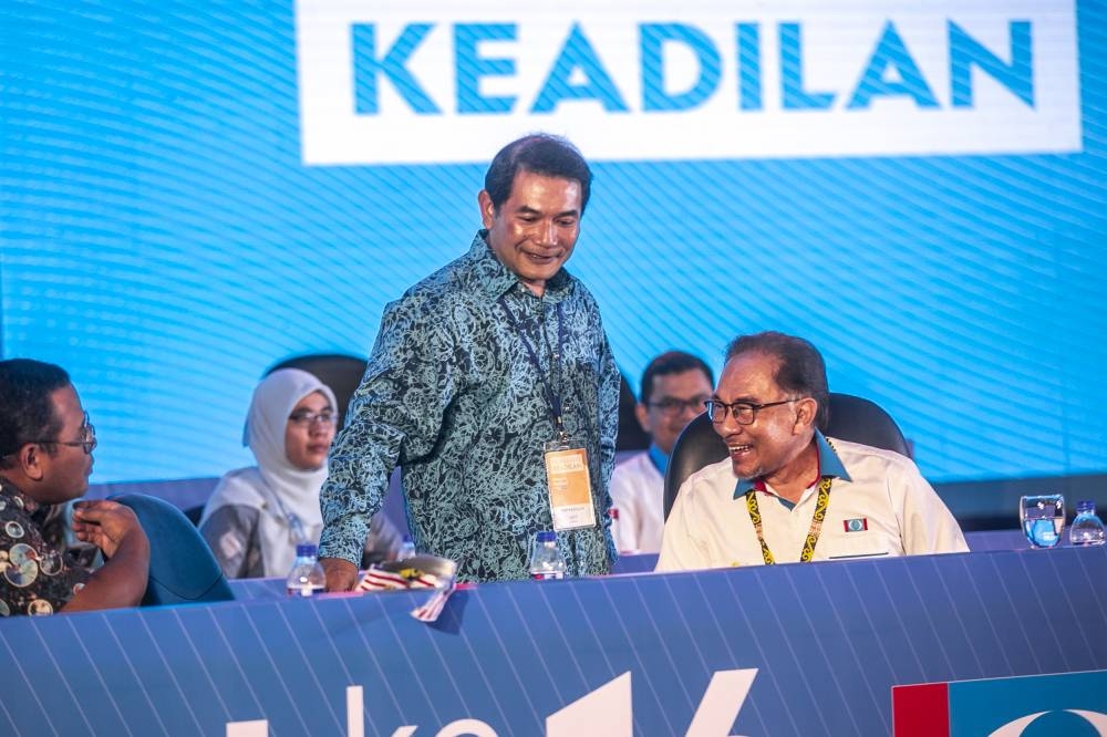 It is a must for both Datuk Seri Anwar Ibrahim and Rafizi Ramli to work well together for PKR to show a united party and to be able to win seats in GE15, said Singapore Institute of International Affairs senior fellow Oh Ei Sun. — Picture by Hari Anggara