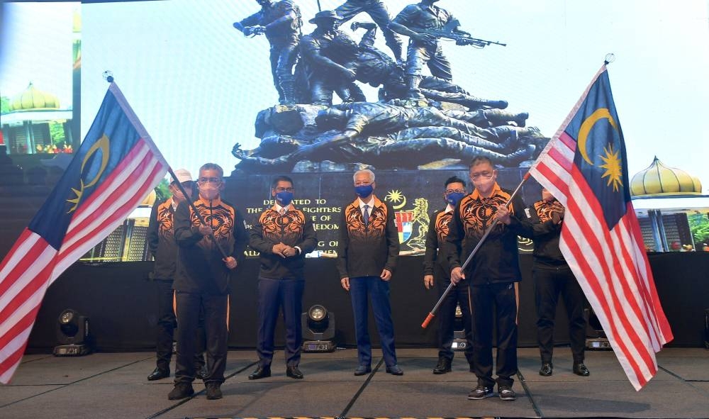 Prime Minister Datuk Seri Ismail Sabri Yaakob with Malaysia’s chef de mission to the 2022 Birmingham Commonwealth Games Datuk Shahrul Zaman Yahya (left) and his deputy Gerard Monteiro at the presentation of the Jalur Gemilang flag to the Malaysian contingent in Kuala Lumpur, July 19, 2022. — Bernama pic 