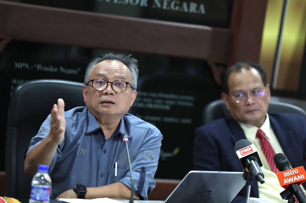 UiTM law professor Datuk Dr. Rahmat Mohamad (left) speaks during the Majlis Profesor Negara (MPN) forum on Sulu claim against Malaysia in Kajang, July 19, 2022. — Picture by Shafwan Zaidon