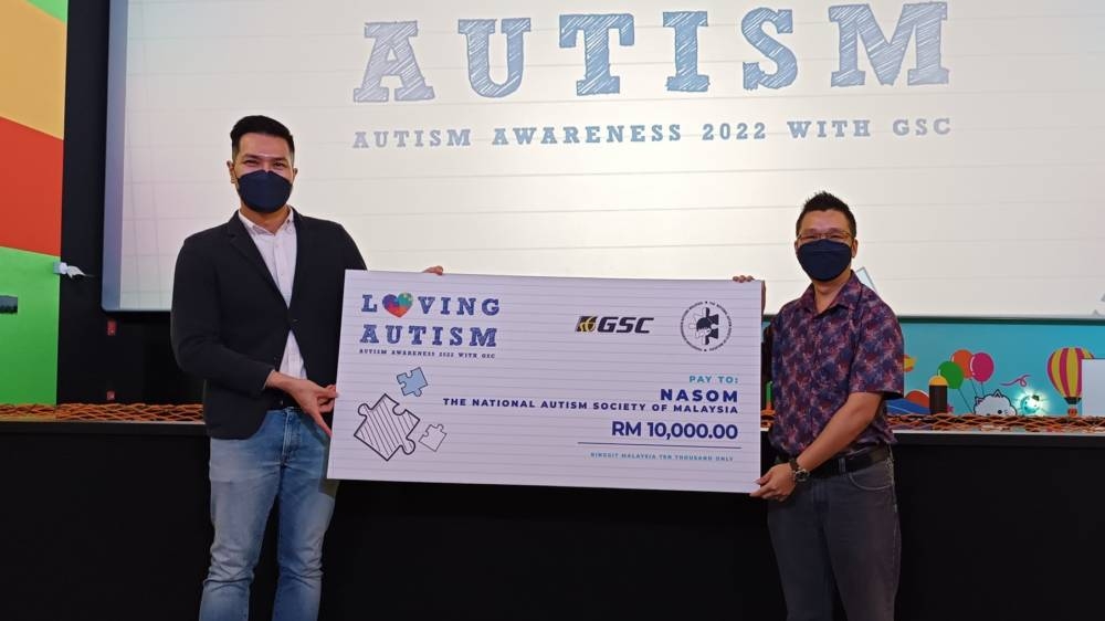 GSC public relations and branding manager Sharmine Ishak (left) presented Nasom chairman Julian Wong with a RM10,000 donation cheque. — Picture courtesy of Nasom via Facebook