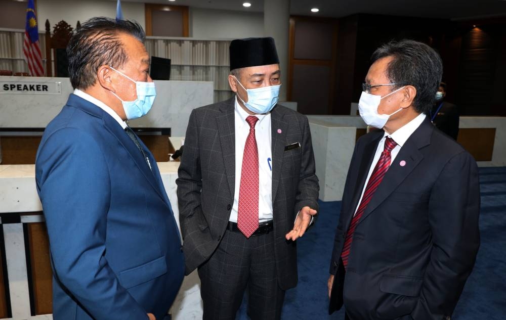 Acknowledging that the subsidiary of the Berjaya conglomerate likely does not have experience with developing airports, Hajiji (centre) said that he believed they would be engaging relevant consultants for the project. — Bernama pic