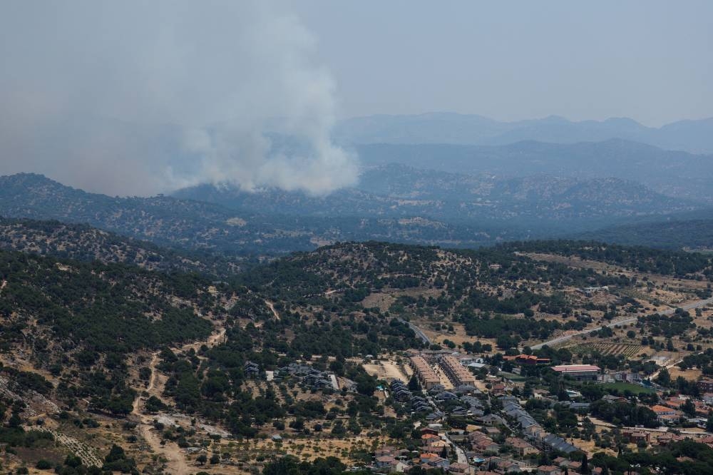 A wildfire burns, as the country experiences heatwave, Cebreros, Avila, Spain, July 20, 2022. — Reuters pic