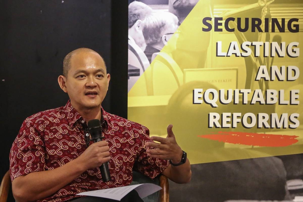 Bangi MP Ong Kian Ming speaks during a Bersih and Bar Council conference on pre-GE15 reforms at the Crystal Crown Hotel in Petaling Jaya July 6, 2022. — Picture by Yusof Mat Isa