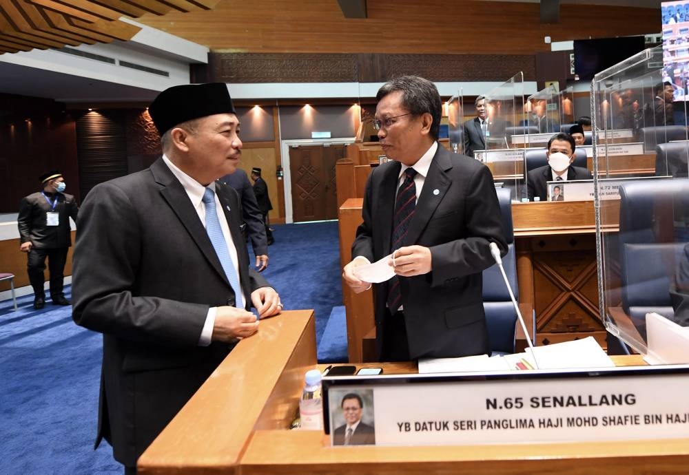 Datuk Seri Shafie Apdal (right) speaks to Sabah Chief Minister Datuk Seri Hajiji Noor during the Sabah state assembly at  Kota Kinabalu July 18, 2022. — Bernama pic