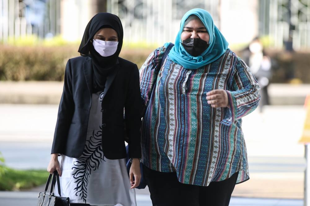 Founder of shelter home Rumah Bonda Siti Bainun Ahd Razali arrives at Kuala Lumpur High Court June 16, 2022. — Picture by Ahmad Zamzahuri