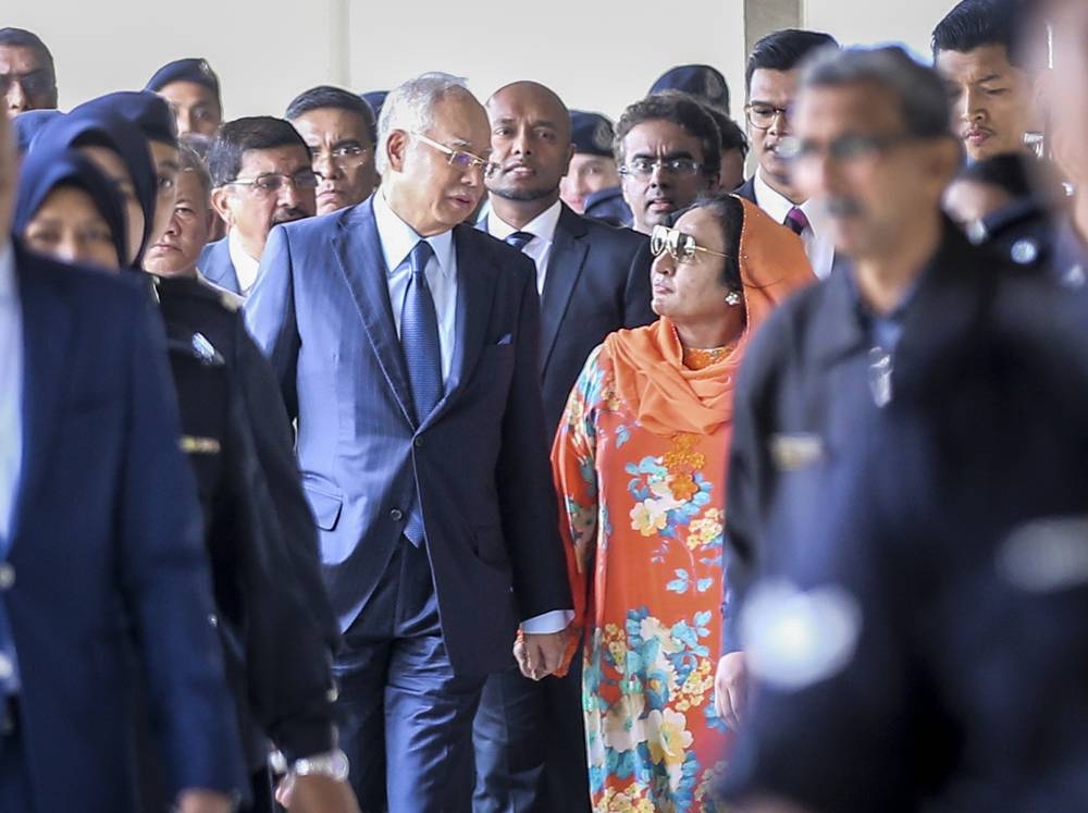 Datuk Seri Najib Razak and his wife Datin Seri Rosmah Mansor leave the Kuala Lumpur High Court in this file picture taken on October 4, 2018. — Picture by Firdaus Latif  