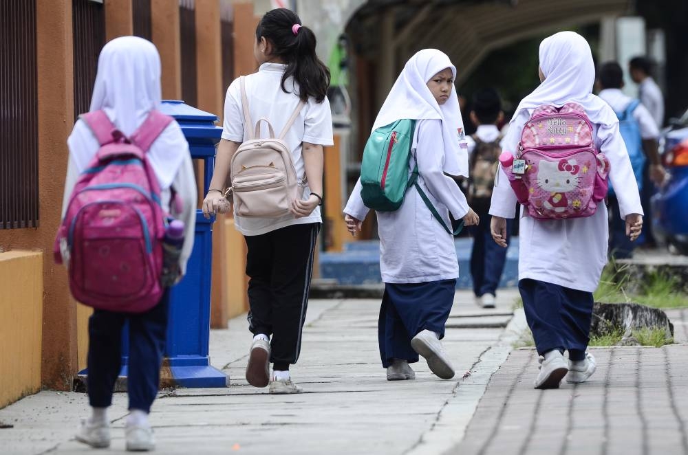 File picture of school students in Puchong November 1, 2018. A total of four respiratory infection cases were reported yesterday bringing the cumulative number of infections to 251, mostly involving school students. — Picture by Miera Zulyana