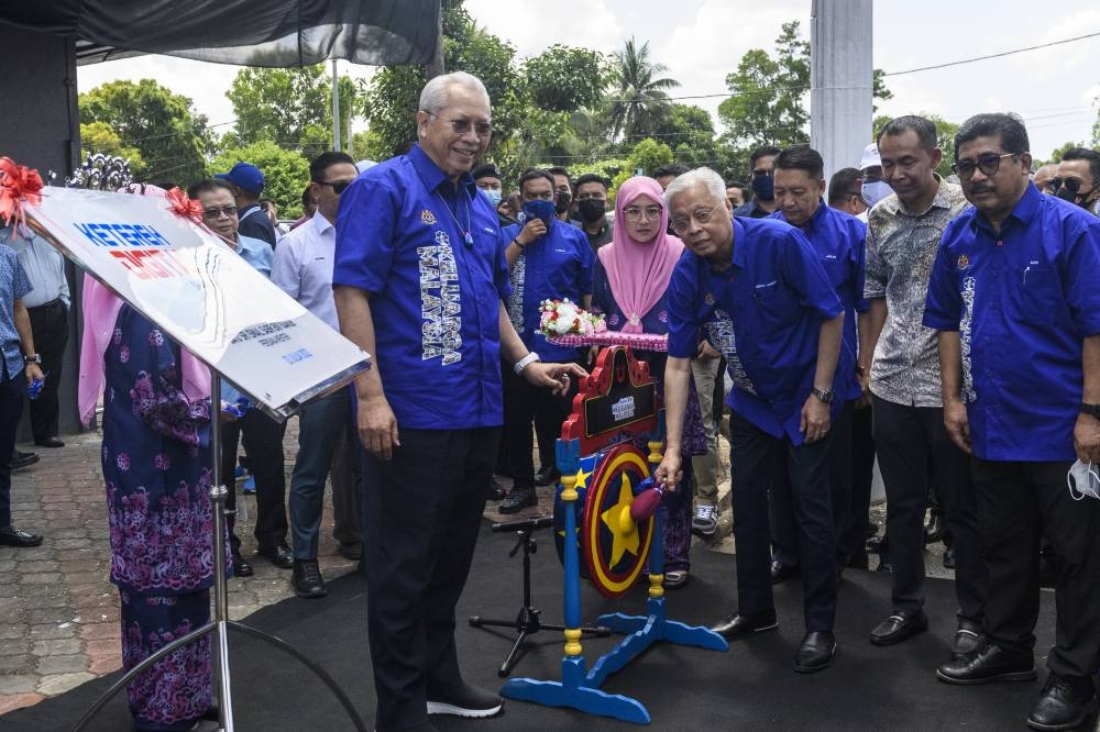 Prime Minister, Datuk Seri Ismail Sabri Yaakob (third right) with Tan Sri Annar Musa (left) at the Digital Hub event in Ketereh in Kelantan, July 23, 2022. ― Bernama pic