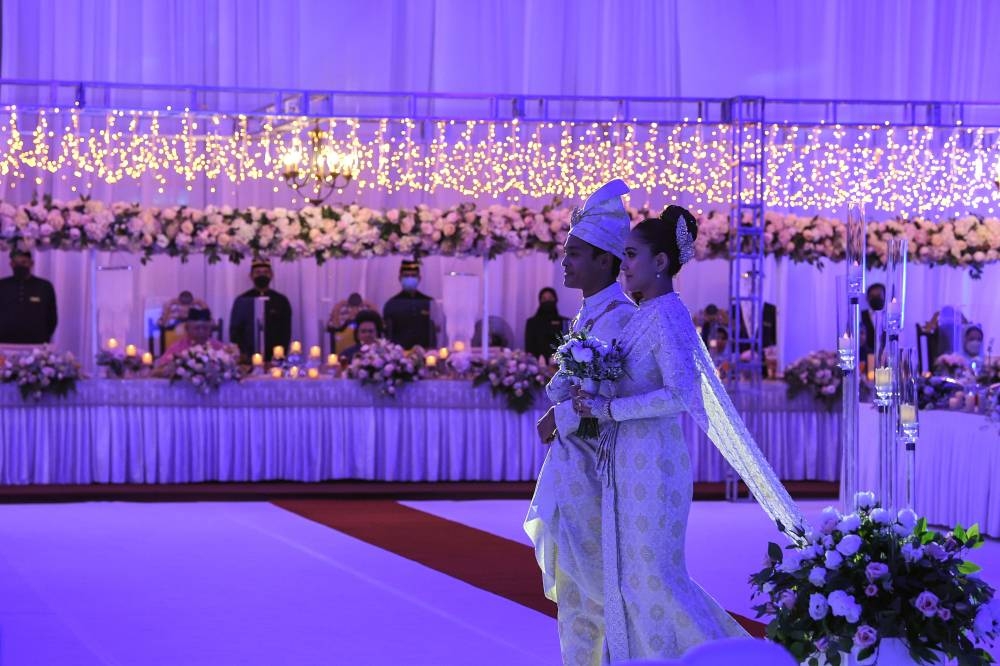 The bride and groom of Perlis Menteri Besar Datuk Seri Azlan Man's daughter Atiqah Bazilah Azlan and her partner Mohamad Faizal Che Mohd Din marched into the marriage platform at Dewan 2020i, July 23, 2022. — Bernama pic