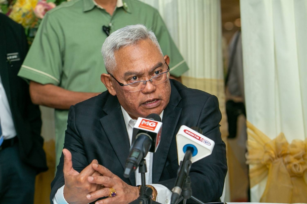 Entrepreneur Development and Cooperatives Minister Tan Sri Noh Omar speaks to media during the Education Office Excellence Service Awarda 2021 at One Plaza, Kuala Selangor July 8,  2022. — Picture by Devan Manuel