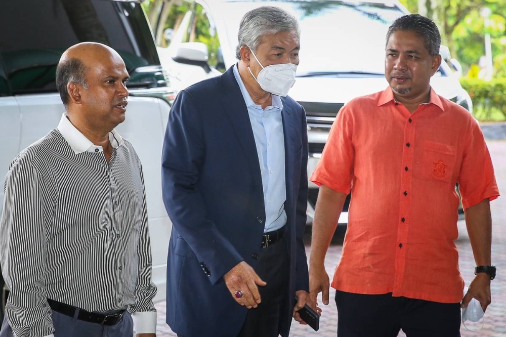 Datuk Seri Ahmad Zahid Hamidi (centre) arrives at the Shah Alam High Court July 25, 2022. — Picture by Yusof Mat Isa