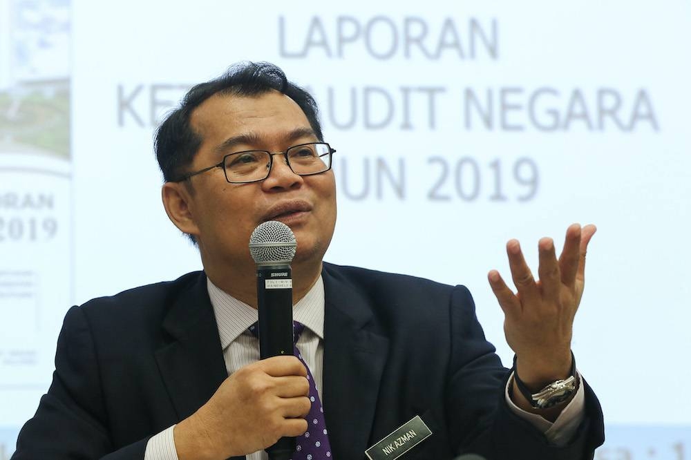 Auditor-General Datuk Seri Nik Azman Nik Abdul Majid said the report which was tabled at the Selangor State Legislative Assembly today revealed the monitoring of solid waste collection and cleaning services by KDEBWM’s subcontractors was less than satisfactory. — Picture by Yusof Mat Isa 