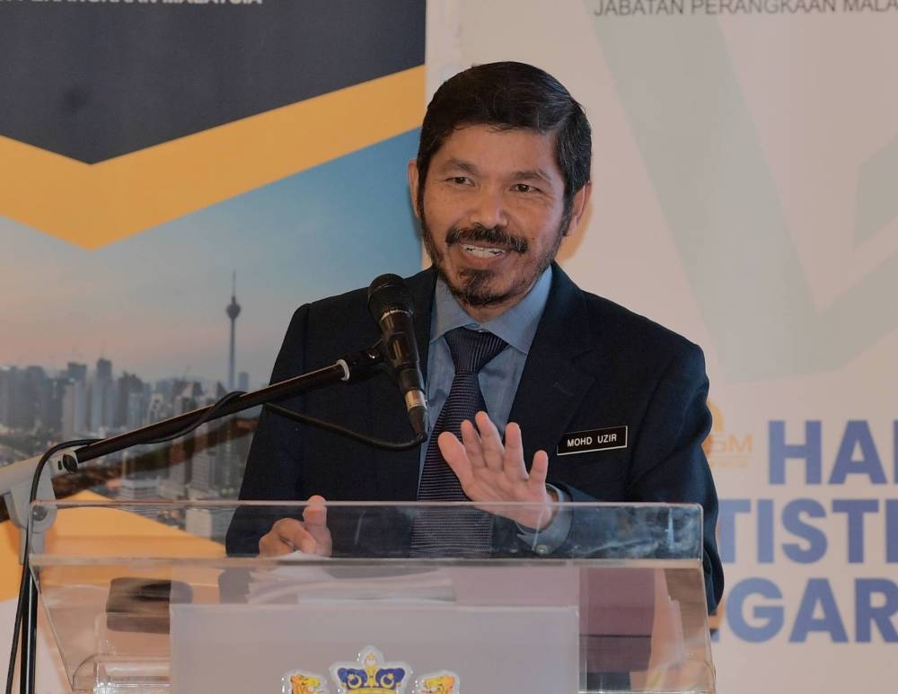 Chief statistician Datuk Seri Mohd Uzir Mahidin presents the results of the 2020 Malaysian Census and the Johor 2021 economic performance to members of parliament, state assembly members, district officers, local authority in Iskandar Puteri July 26, 2022. — Bernama pic