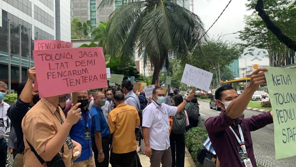 Yesterday, KKLTAT reportedly held a picket from 1pm to 2pm at the LTAT Building in Jalan Bukit Bintang in Kuala Lumpur, claiming that LTAT did not look after the welfare of its staff. — Picture from Twitter 