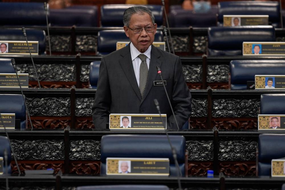 Minister in the Prime Minister’s Department (Economy) Datuk Seri Mustapa Mohamed said there were 17,304 out of 112,638 Felda settlers who were replanting their farms individually. ― Bernama pic