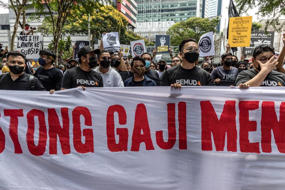 Protesters have demanded for ministers to face pay cut as the public deals with rising costs of living. — Picture by Firdaus Latif