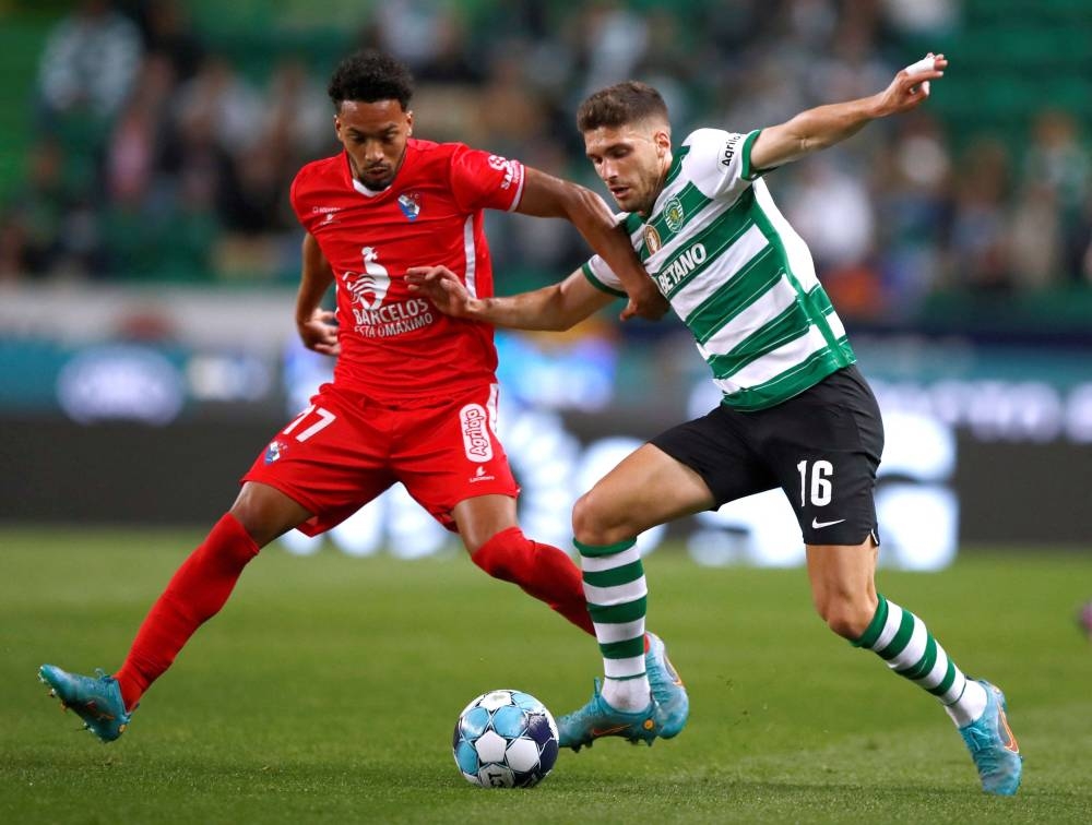 Sporting CP's Ruben Vinagre (right) in action with Gil Vicente's Boubacar Hanne at Estadio Jose Alvalade, Lisbon May 1, 2022. — Reuters pic