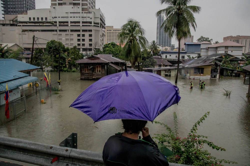 File picture of Kampung Periuk inundated by floodwaters amid heavy rain in Kampung Baru, Kuala Lumpur March 7, 2022. Selangor exco Izham Hashim said the main flood issue identified by WARAS was how to drain floodwater from Kuala Lumpur and high places directly to the sea or reservoirs and to deepen the depth of the Klang River, especially in shallow areas. — Picture by Firdaus Latif