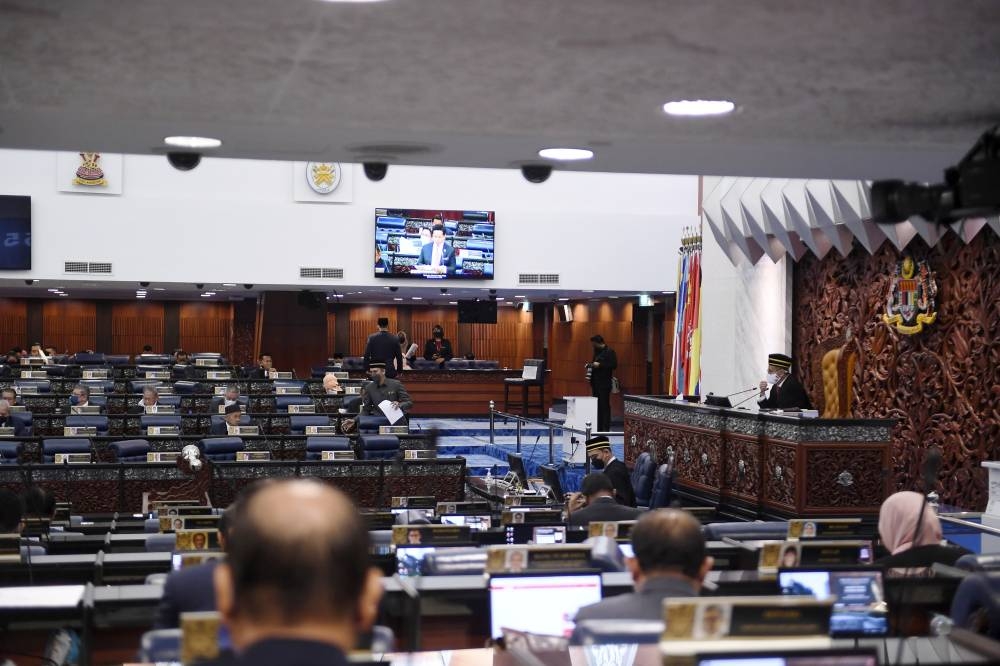 The Constitution (Amendment) Bill (No. 3) 2022 on provisions prohibiting Members of Parliament from switching parties was approved by a two-thirds majority in the Dewan Rakyat yesterday. — Bernama pic 