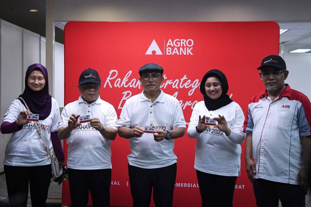 Agriculture and Food Industries (Mafi) Minister Datuk Seri Ronald Kiandee (centre) is seen during the launch of Takaful Kasih at the 2022 Malaysian Agriculture, Horticulture and Agro Tourism Exhibition at Malaysian Agricultural Expo Park (MAEPS) in Serdang July 31, 2022. — Bernama pic