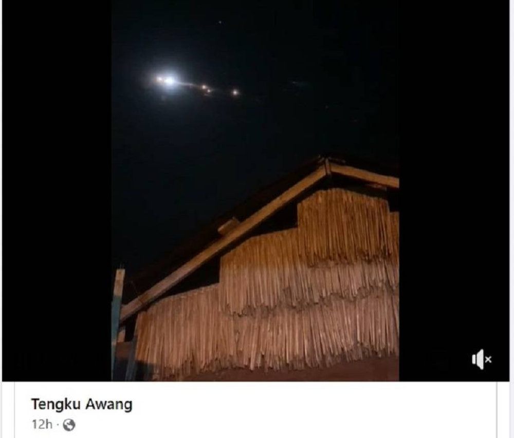 A screenshot of the video shared by Awang, showing the Chinese rocket debris streaking across the night sky. — Screen capture via social media/Borneo Post Online