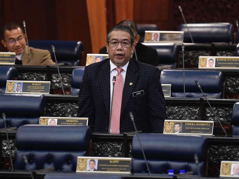 Datuk Abdul Latiff Ahmad addresses members of Parliament in Kuala Lumpur August 2, 2022. — Bernama pic