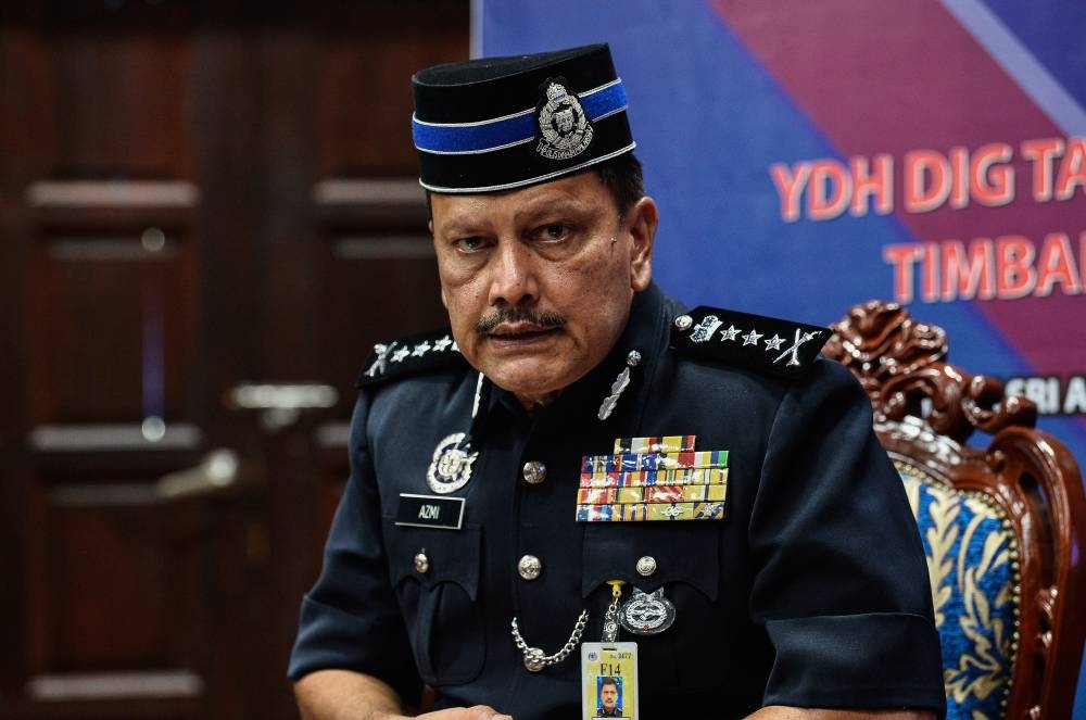 Kuala Lumpur police chief, Datuk Azmi Abu Kassim said the victims aged 26 to 48, received a message via SMS offering them a special assistance of RM500 to be credited into their bank accounts after filling their personal details through the link given. — Bernama pic 