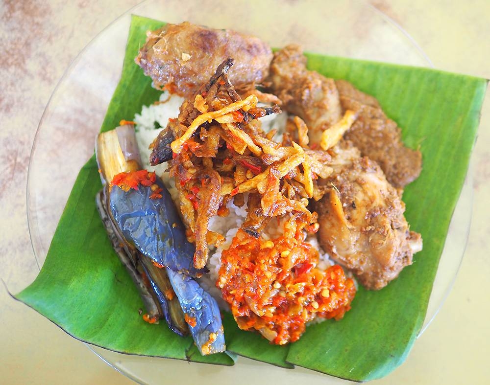 Even the 'rendang ayam' is equally good when paired with their 'sambal balado', eggplant, potato fries and 'bergedil'.